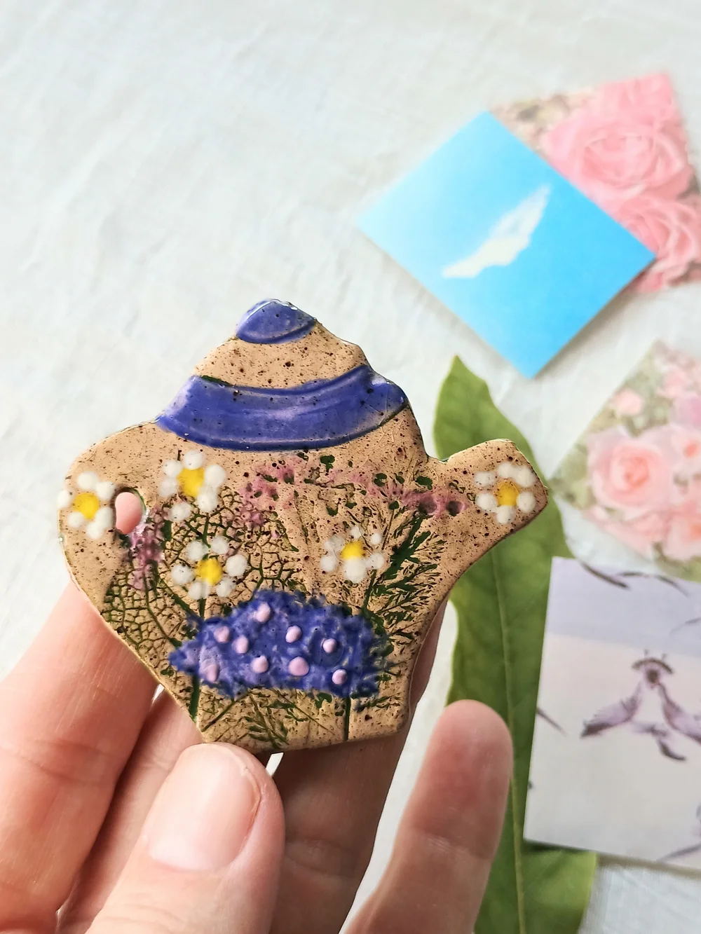 🌻 COTTAGE CORE 🌻 VTG Artisan Crafted ceramic teapot brooch, Granny Core Style